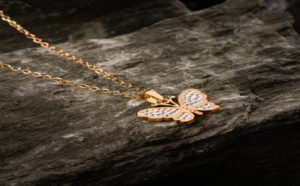 Customised Name Pendant: A Stylish Gift for Men and Women